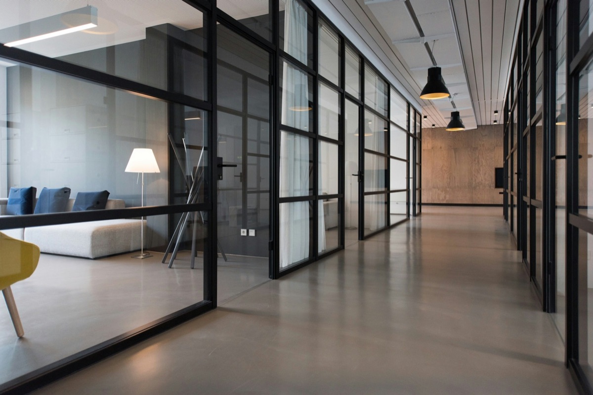 Espaço de escritório moderno mantido limpo pela equipa WhiteShine