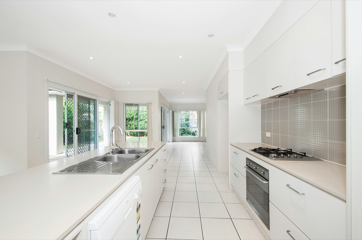 Cozinha pronta a habitar após limpeza pós-obra realizada pela WhiteShine